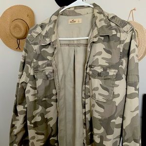HOLLISTER CAMO PRINT BUTTON JACKET TOP